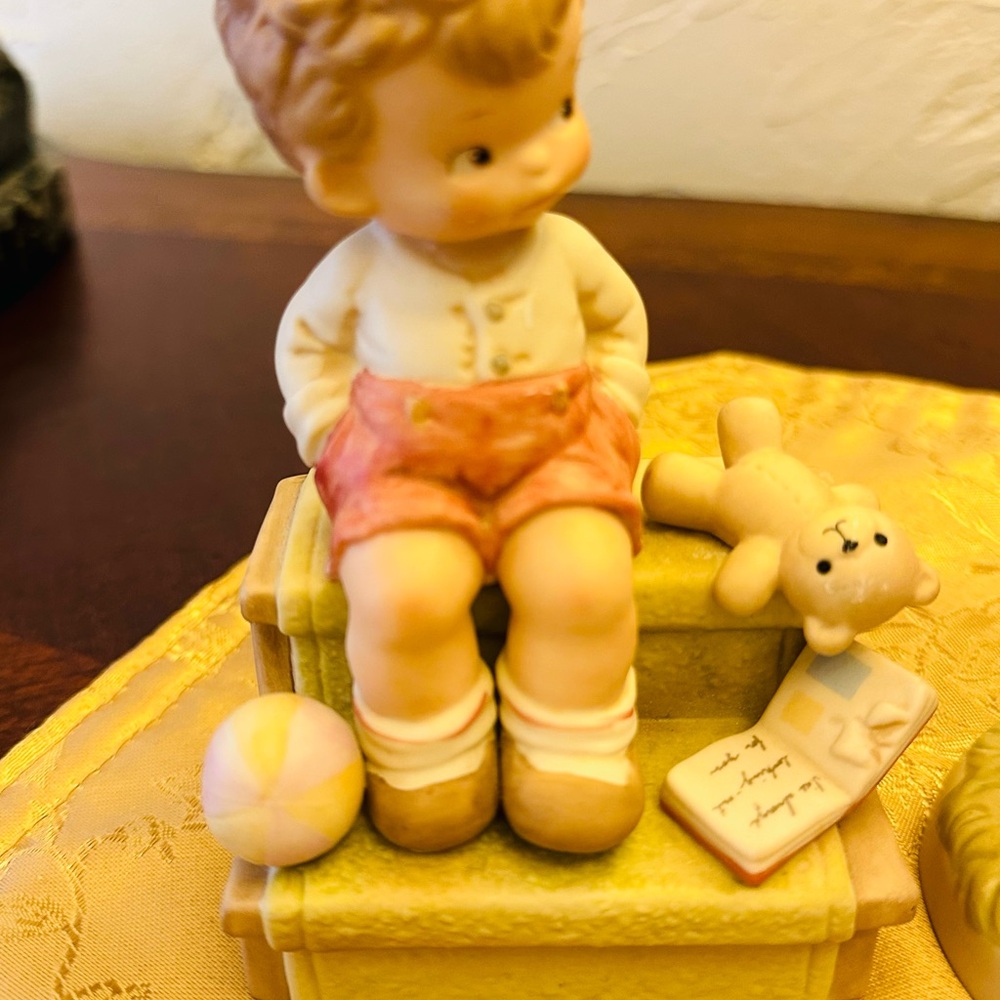 Charming hand paint. "Memories of Yesterday" Set of All Four Figurines One Price - Picture 2 of 11